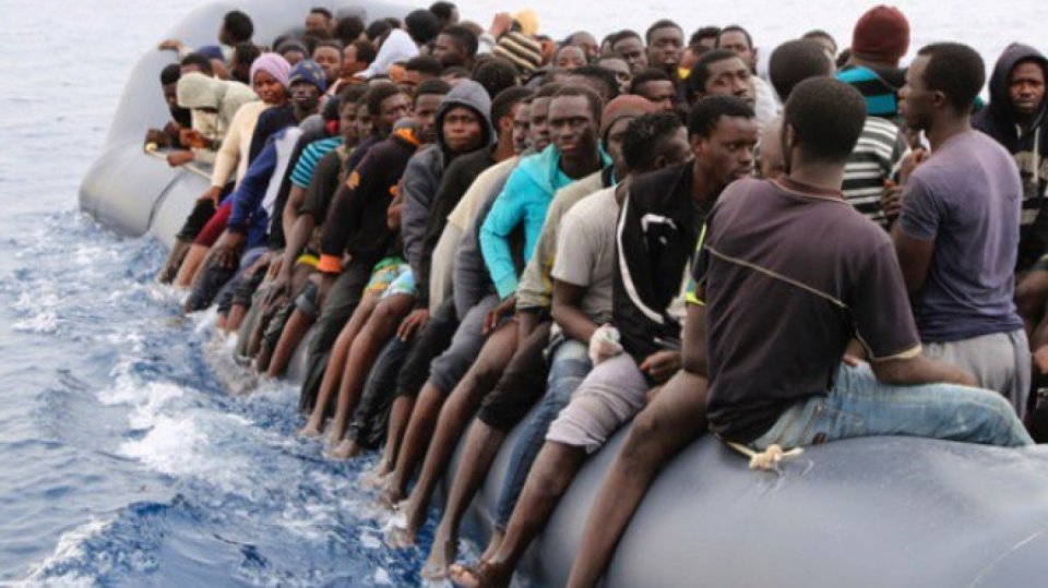 Ilustrační foto: migranti na gumovém člunu